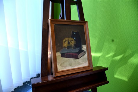 Schädel auf Buch neben Vase auf Tisch, unsigniert, 1905