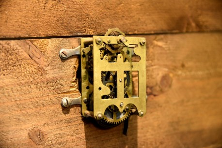 Bilderuhr mit Spielwerk, Mittelalterliche Stadt am Fluss, Monogram SAF, um 1900