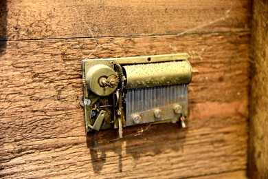 Bilderuhr mit Spielwerk, Mittelalterliche Stadt am Fluss, Monogram SAF, um 1900