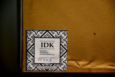 Jesus Christus am Kreuz über Totenkopf, Fleischmann, 1913