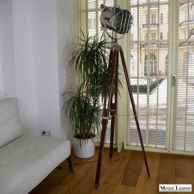 MOUNT LAUREN - Nautic Tripod Searchlight