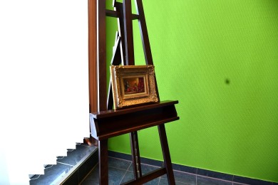 Rote Früchte vor rotem Vorhang, Stillleben, Atilla Argun, 1988