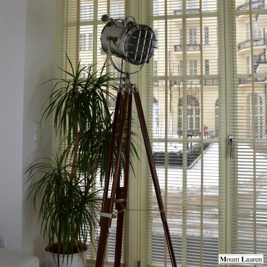 MOUNT LAUREN - Nautic Tripod Searchlight