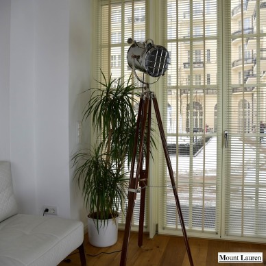 MOUNT LAUREN - Nautic Tripod Searchlight