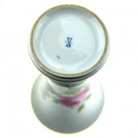 Meissner Porzellan Trompetenvase mit Rosenmotiv