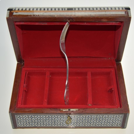 Ägyptische Schmuckschatulle mit Perlmuttintarsien